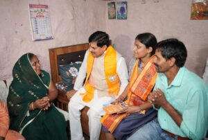 12वीं बोर्ड टॉपर चांदनी विश्वकर्मा के घर पहुंचे मुख्यमंत्री डॉ. मोहन यादव | Dainik Yashonnati 12वीं बोर्ड टॉपर चांदनी विश्वकर्मा के घर पहुंचे CM मोहन यादव, दी बधाई