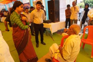 कुरई जनसुनवाई में पहुंचीं कलेक्टर नेहा मीना, आमजन की समस्याएं सुन दिए त्वरित निराकरण के निर्देश | Dainik Yashonnati कुरई जनसुनवाई में नागरिकों की समस्याएं सुनतीं कलेक्टर नेहा मीना