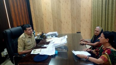 जन-विश्वास का केंद्र बनी सिवनी पुलिस की जनसुनवाई, एसपी कृष्ण लालचंदानी ने सुनीं समस्याएं | Dainik Yashonnati सिवनी पुलिस जनसुनवाई में शिकायतें सुनते एसपी कृष्ण लालचंदानी
