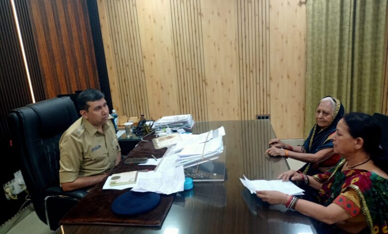 सिवनी पुलिस जनसुनवाई में शिकायतें सुनते एसपी कृष्ण लालचंदानी