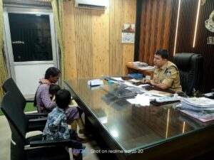 सिवनी पुलिस जनसुनवाई में शिकायतें सुनते एसपी कृष्ण लालचंदानी
