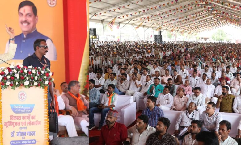 महिदपुर में कार्यक्रम के दौरान कांग्रेस पर निशाना साधते मुख्यमंत्री डॉ. मोहन यादव