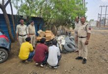 आदेगांव पुलिस द्वारा लाखों रुपये के बिजली तार गबन मामले में गिरफ्तार किए गए आरोपी और बरामद बिजली के तार।