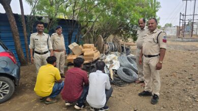आदेगांव पुलिस द्वारा लाखों रुपये के बिजली तार गबन मामले में गिरफ्तार किए गए आरोपी और बरामद बिजली के तार।