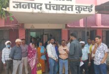 बिछुआमाल ग्राम पंचायत के सरपंच और ग्रामीण सचिव के स्थानांतरण की मांग को लेकर ज्ञापन सौंपते हुए।