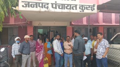 बिछुआमाल ग्राम पंचायत के सरपंच और ग्रामीण सचिव के स्थानांतरण की मांग को लेकर ज्ञापन सौंपते हुए।