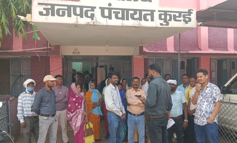 बिछुआमाल ग्राम पंचायत के सरपंच और ग्रामीण सचिव के स्थानांतरण की मांग को लेकर ज्ञापन सौंपते हुए।