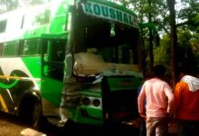 हरई मोड़ पर बस और ट्रक की टक्कर के बाद क्षतिग्रस्त बस का दृश्य, सिवनी-बालाघाट मार्ग