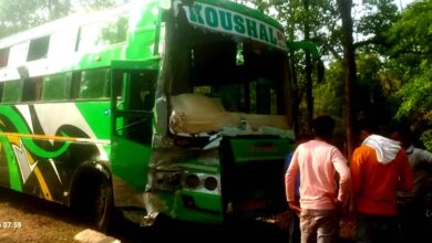 हरई मोड़ पर बस और ट्रक की टक्कर के बाद क्षतिग्रस्त बस का दृश्य, सिवनी-बालाघाट मार्ग