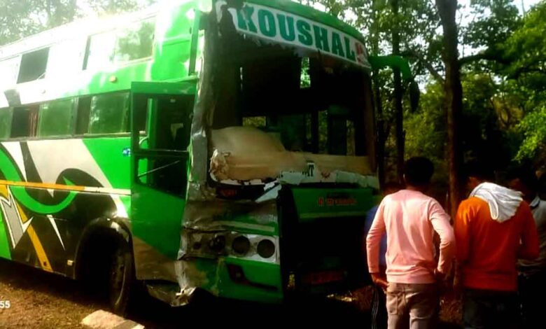 हरई मोड़ पर बस और ट्रक की टक्कर के बाद क्षतिग्रस्त बस का दृश्य, सिवनी-बालाघाट मार्ग