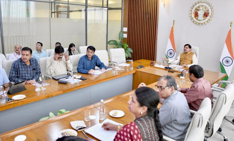 भोपाल में विज्ञान एवं प्रौद्योगिकी विभाग की समीक्षा बैठक लेते मुख्यमंत्री डॉ. मोहन यादव।