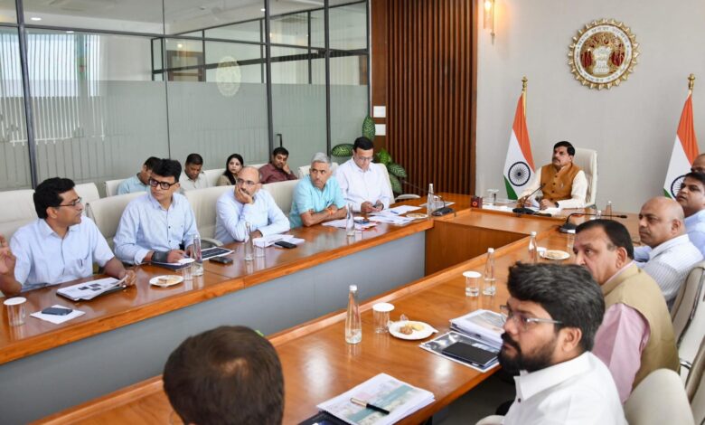 वन विभाग की समीक्षा बैठक में अधिकारियों को निर्देश देते मुख्यमंत्री डॉ. मोहन यादव।