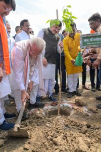 सिंहस्थ-2028 की तैयारियों का निरीक्षण करते मुख्यमंत्री डॉ. मोहन यादव और केंद्रीय मंत्री मनोहर लाल खट्टर उज्जैन के त्रिवेणी घाट पर।