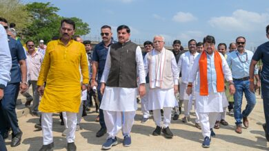 सिंहस्थ-2028 की तैयारियों का निरीक्षण करते मुख्यमंत्री डॉ. मोहन यादव और केंद्रीय मंत्री मनोहर लाल खट्टर उज्जैन के त्रिवेणी घाट पर।