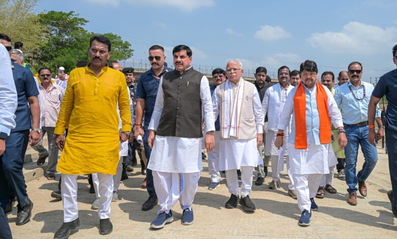 सिंहस्थ-2028 की तैयारियों का निरीक्षण करते मुख्यमंत्री डॉ. मोहन यादव और केंद्रीय मंत्री मनोहर लाल खट्टर उज्जैन के त्रिवेणी घाट पर।
