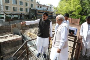 सिंहस्थ-2028 की तैयारियों का निरीक्षण करते मुख्यमंत्री डॉ. मोहन यादव और केंद्रीय मंत्री मनोहर लाल खट्टर उज्जैन के त्रिवेणी घाट पर।
