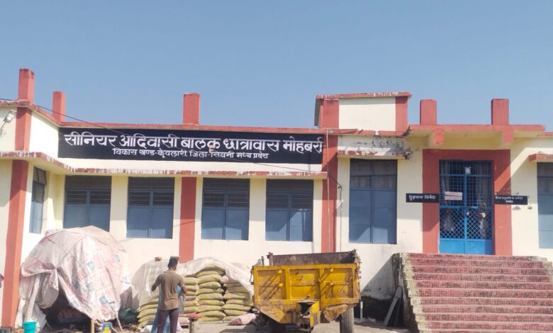 मोहबर्रा आदिवासी बालक छात्रावास में अव्यवस्थाओं को लेकर ग्रामीणों की शिकायत