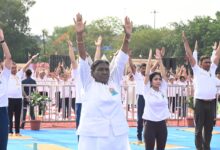 राष्ट्रपति द्रौपदी मुर्मु अंतरराष्ट्रीय योग दिवस 2026 पर जबलपुर के गैरीसन ग्राउंड में योगाभ्यास करते हुए