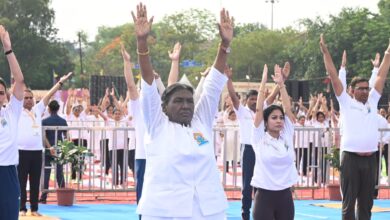 राष्ट्रपति द्रौपदी मुर्मु अंतरराष्ट्रीय योग दिवस 2026 पर जबलपुर के गैरीसन ग्राउंड में योगाभ्यास करते हुए