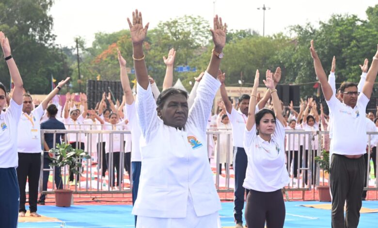 राष्ट्रपति द्रौपदी मुर्मु अंतरराष्ट्रीय योग दिवस 2026 पर जबलपुर के गैरीसन ग्राउंड में योगाभ्यास करते हुए