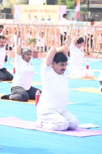 अंतरराष्ट्रीय योग दिवस पर जबलपुर बना योगमय, राष्ट्रपति मुर्मु, राज्यपाल पटेल और मुख्यमंत्री डॉ. यादव ने किया सामूहिक योगाभ्यास | Dainik Yashonnati अंतरराष्ट्रीय योग दिवस कार्यक्रम में राज्यपाल मंगुभाई पटेल और मुख्यमंत्री डॉ मोहन यादव के साथ सामूहिक योगाभ्यास