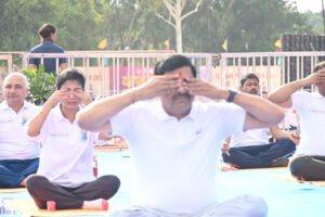 अंतरराष्ट्रीय योग दिवस पर जबलपुर बना योगमय, राष्ट्रपति मुर्मु, राज्यपाल पटेल और मुख्यमंत्री डॉ. यादव ने किया सामूहिक योगाभ्यास | Dainik Yashonnati अंतरराष्ट्रीय योग दिवस कार्यक्रम में राज्यपाल मंगुभाई पटेल और मुख्यमंत्री डॉ मोहन यादव के साथ सामूहिक योगाभ्यास