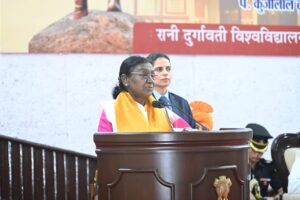 राष्ट्रपति मुर्मु ने छात्रों को दी बधाई, सीएम डॉ. यादव ने बताया छात्रों के लिए क्या-क्या कर रही सरकार | Dainik Yashonnati “रानी दुर्गावती विश्वविद्यालय जबलपुर के 36वें दीक्षांत समारोह में राष्ट्रपति द्रौपदी मुर्मु, राज्यपाल मंगुभाई पटेल और मुख्यमंत्री डॉ. मोहन यादव विद्यार्थियों को स्वर्ण पदक प्रदान करते हुए”