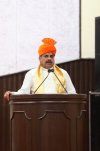 राष्ट्रपति मुर्मु ने छात्रों को दी बधाई, सीएम डॉ. यादव ने बताया छात्रों के लिए क्या-क्या कर रही सरकार | Dainik Yashonnati “रानी दुर्गावती विश्वविद्यालय जबलपुर के 36वें दीक्षांत समारोह में राष्ट्रपति द्रौपदी मुर्मु, राज्यपाल मंगुभाई पटेल और मुख्यमंत्री डॉ. मोहन यादव विद्यार्थियों को स्वर्ण पदक प्रदान करते हुए”