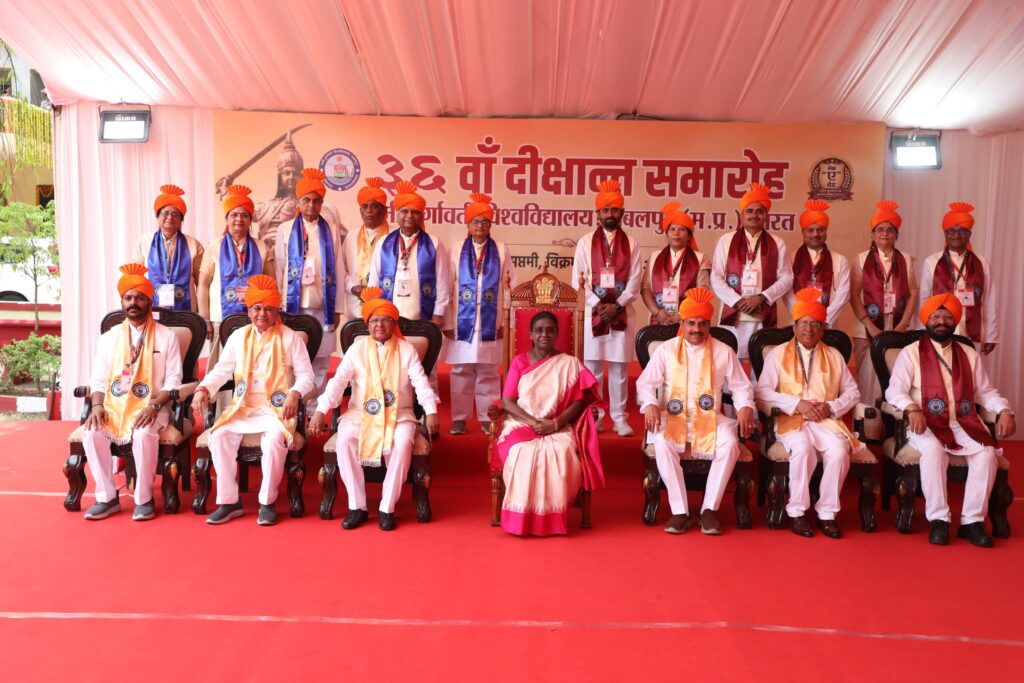 राष्ट्रपति मुर्मु ने छात्रों को दी बधाई, सीएम डॉ. यादव ने बताया छात्रों के लिए क्या-क्या कर रही सरकार | Dainik Yashonnati “रानी दुर्गावती विश्वविद्यालय जबलपुर के 36वें दीक्षांत समारोह में राष्ट्रपति द्रौपदी मुर्मु, राज्यपाल मंगुभाई पटेल और मुख्यमंत्री डॉ. मोहन यादव विद्यार्थियों को स्वर्ण पदक प्रदान करते हुए”