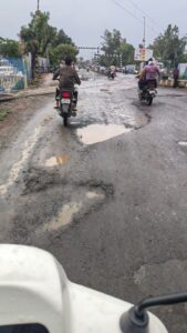 सिवनी के शनि मंदिर रेलवे फाटक पर गड्ढों से भरी सड़क और गुजरते वाहन