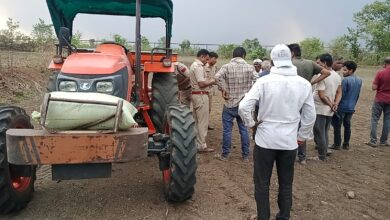 अलोनीखापा गांव में रोटावेटर हादसे की जांच करती केवलारी पुलिस