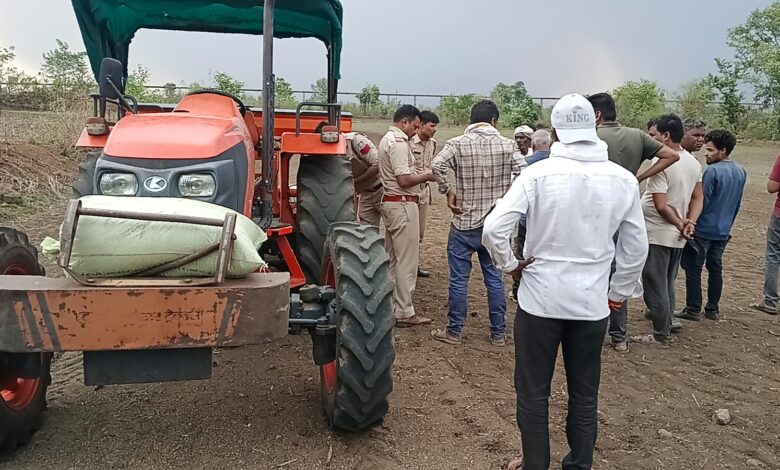 अलोनीखापा गांव में रोटावेटर हादसे की जांच करती केवलारी पुलिस
