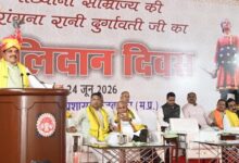 रानी दुर्गावती बलिदान दिवस कार्यक्रम में श्रद्धांजलि अर्पित करते मुख्यमंत्री डॉ. मोहन यादव