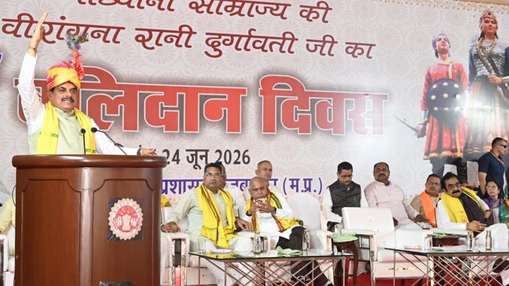 रानी दुर्गावती बलिदान दिवस कार्यक्रम में श्रद्धांजलि अर्पित करते मुख्यमंत्री डॉ. मोहन यादव