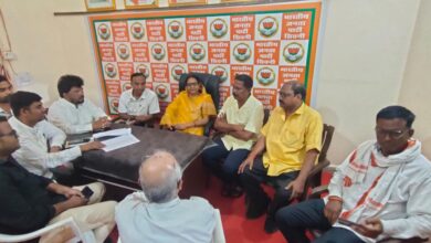 सिवनी में आयोजित भाजपा डिजिटल लर्निंग अभियान की जिला स्तरीय बैठक में उपस्थित मीना बिसेन, दिनेश राय मुनमुन एवं पदाधिकारी