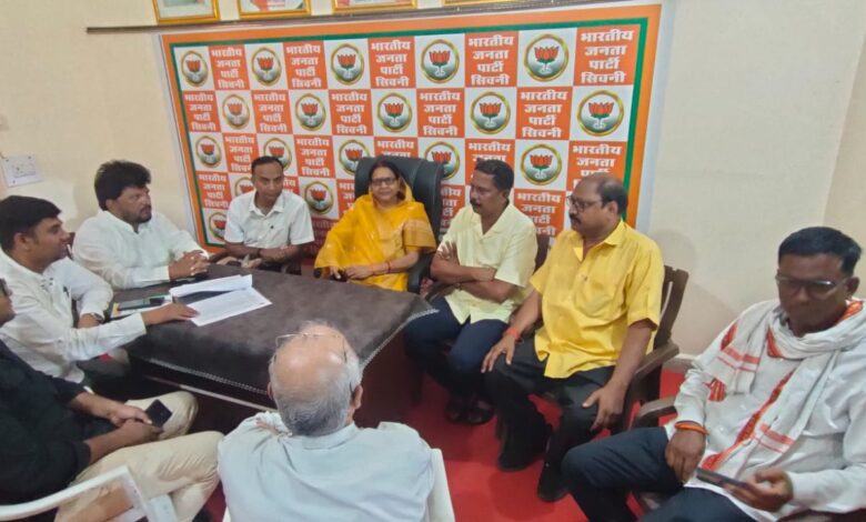 सिवनी में आयोजित भाजपा डिजिटल लर्निंग अभियान की जिला स्तरीय बैठक में उपस्थित मीना बिसेन, दिनेश राय मुनमुन एवं पदाधिकारी