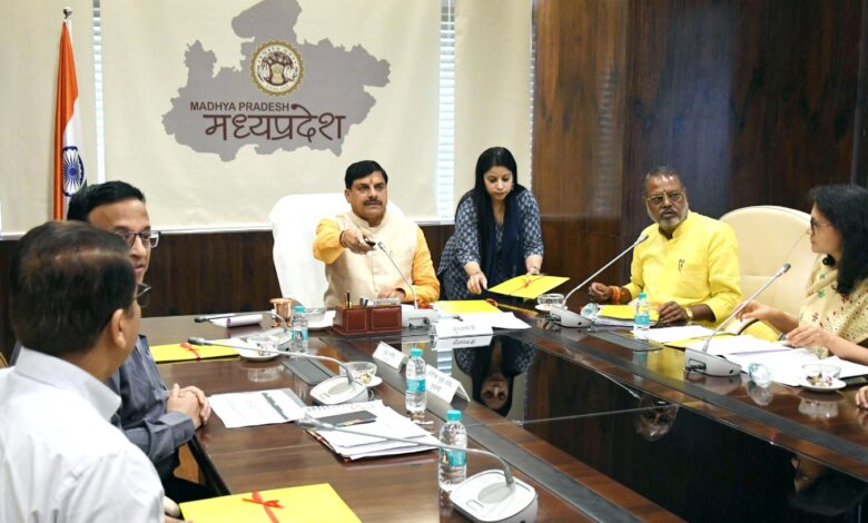 मुख्यमंत्री डॉ. मोहन यादव सामाजिक सुरक्षा पेंशन वितरण कार्यक्रम में हितग्राहियों को संबोधित करते हुए