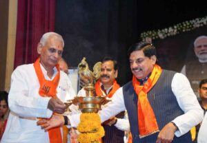 भोपाल में लोकतंत्र सेनानी प्रादेशिक सम्मेलन में लोकतंत्र सेनानियों का सम्मान करते मुख्यमंत्री डॉ. मोहन यादव