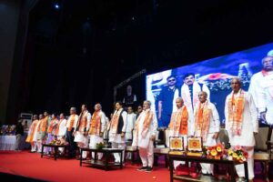 भोपाल में लोकतंत्र सेनानी प्रादेशिक सम्मेलन में लोकतंत्र सेनानियों का सम्मान करते मुख्यमंत्री डॉ. मोहन यादव