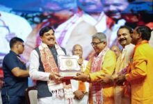 भोपाल में लोकतंत्र सेनानी प्रादेशिक सम्मेलन में लोकतंत्र सेनानियों का सम्मान करते मुख्यमंत्री डॉ. मोहन यादव