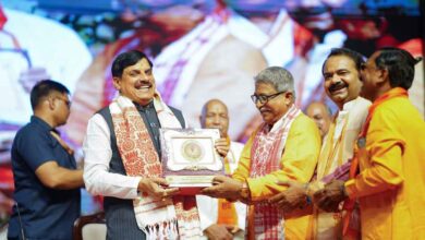 भोपाल में लोकतंत्र सेनानी प्रादेशिक सम्मेलन में लोकतंत्र सेनानियों का सम्मान करते मुख्यमंत्री डॉ. मोहन यादव