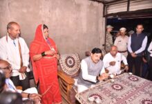 कुकरू में स्व-सहायता समूह की महिलाओं से संवाद करते मुख्यमंत्री डॉ. मोहन यादव