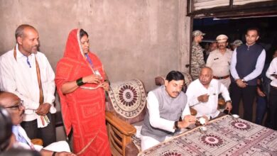 कुकरू में स्व-सहायता समूह की महिलाओं से संवाद करते मुख्यमंत्री डॉ. मोहन यादव