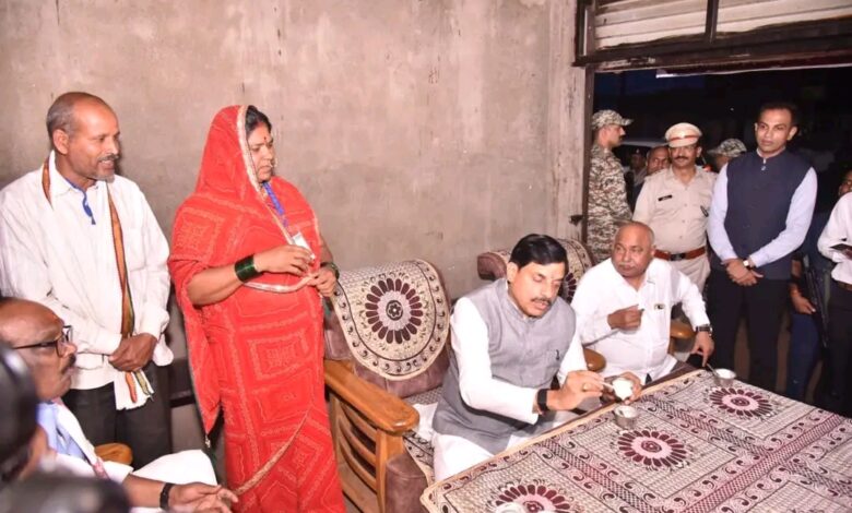 कुकरू में स्व-सहायता समूह की महिलाओं से संवाद करते मुख्यमंत्री डॉ. मोहन यादव