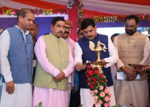 नीमच में 500 मेगावॉट सोलर पार्क का लोकार्पण करते मुख्यमंत्री डॉ. मोहन यादव