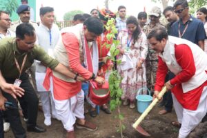भैंसवामाता मंदिर में पूजा-अर्चना करते मुख्यमंत्री डॉ. मोहन यादव