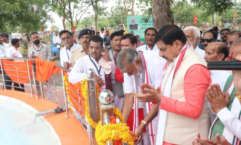 भैंसवामाता मंदिर में पूजा-अर्चना करते मुख्यमंत्री डॉ. मोहन यादव