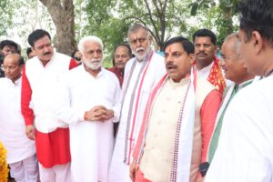 भैंसवामाता मंदिर में पूजा-अर्चना करते मुख्यमंत्री डॉ. मोहन यादव