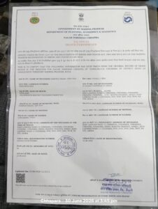 छपारा निवासी सुदेश तेकाम त्रुटिपूर्ण मृत्यु प्रमाणपत्र दिखाते हुए