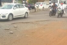 रेलवे फाटक की सड़क, बिखर रही चेकर टाइल्स, हादसे का बढ़ा खतरा | Dainik Yashonnati प्रधानमंत्री मोदी के 4399 दिन पूर्ण होने पर सिवनी में आयोजित भाजपा सेवा अभियान
